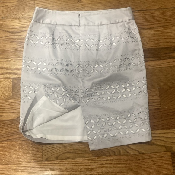 White House Black Market Silver Gray Eyelet Skirt Size 8 - Picture 2 of 2